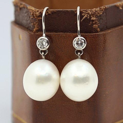 Heinitz Leth; Pair of earrings with southsea pearls and diamonds, in 14k white gold