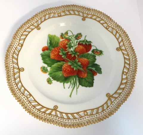 Royal Copenhagen, Flora Danica, frugttallerken. Frokost tallerken med 
gennemskåret bort. Design #429/3554. Diameter 23 cm. (1 sortering).