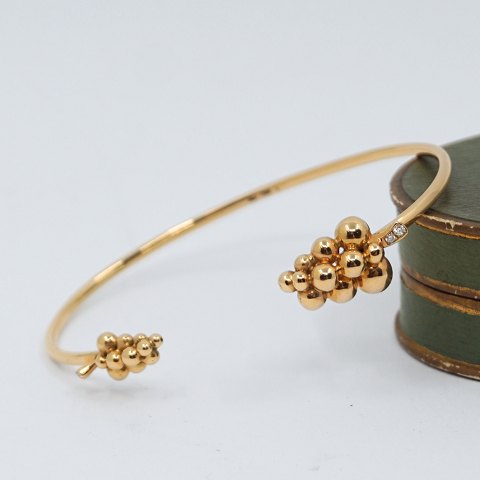 Georg Jensen; A Moonlight Grapes bangle in 18k gold, set with diamonds