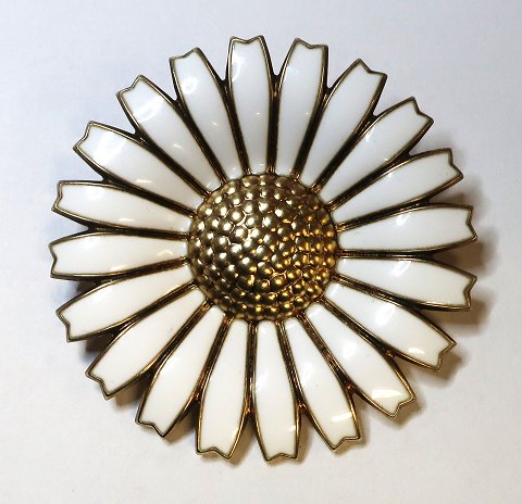 Georg Jensen. Marguerit Broche sterlingsølv med hvid emalje (925). Diameter 4,2 
cm.