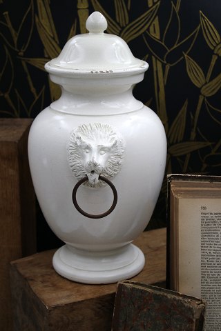 Gammel glaseret stentøjs lågkrukke med løvehoveder på siden...