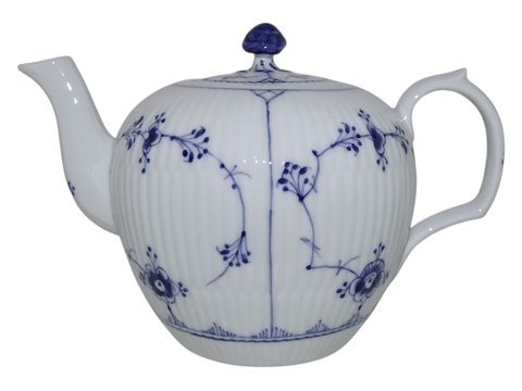 Blue Fluted PlainSmall and rare teapot from 1898-1923
