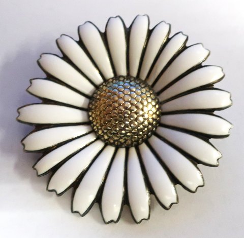 Viggo Pedersen (VP). Marguerit broche i sterling sølv forgyldt (925). Diameter 50 mm.