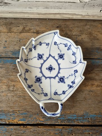 Royal Copenhagen Blue Fluted leaf-shaped small dish No. 144 - 1894-1900
