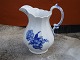 Angular Jug in Royal Copenhagen blue flower No 8526.
H: 20 cm.
5000 m2 showroom.