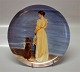 B&G Kunstnerplatter Sommer i Skagen B&G 1986 Sommer i Skagen platte nr. 1. 
"Sommeraften ved Skagen: Kunstneren hustru med hund i strandkanten. PS. Krøjer 
21 cm