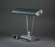 Eileen Gray 1878-1976. Bordlampe af stål og grønlakeret metal.
