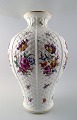 Stor Wien vase i porcelæn. Rigt dekoreret med blomster.