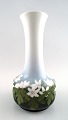 Art nouveau vase af porcelæn, B&G, Bing & Grøndahl, dekoreret med blomster. 
Sjælden form.
