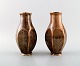 Et par art deco Tinos Bronze vaser af massiv patineret bronze støbt med 
bladværk.
