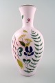 Stig Lindberg Studiohand for Gustavsberg. Stor vase med håndmalet dekoration, 
retro 1940/50´erne.