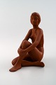 Gmundner Keramik, Østrig. Art deco figur af nøgen kvinde i rødler.
