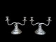 Et par toarmede sølvlysestager 830S1930Højde: 20 cmPris: 5500 kr for et sæt