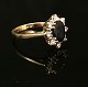 Ring, 14kt Weissgold, mit acht Diamanten und in der Mitte einem Saphir