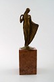 Bruno Eyermann (1888-1961) Tysk billedhugger. Art deco nøgen kvinde i patineret 
metal på marmorsokkel.