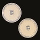 Ein Paar grosse 
Fayence Platten 
mit dem Wappen 
der ...