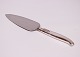 Wide cake knife in other pattern and in 830 silver.
5000m2 showroom.