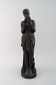 L. Hjorth, sjælden figur af halvnøgen kvinde i sort terracotta. Modelnummer 595. 
Ca. 1900.