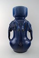 Karl Hansen Reistrup (1863-1929) for Kähler, meget stor vase af lertøj med 
mørkeblå glasur, modelleret med elefanthoveder. Ca. 1900.