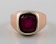 Vintage ring af 18 kt. guld, front med facetsleben violet sten.
