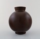 Aluminia fajance vase, brun glasur. Ca. 1940´erne.