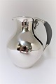 Lundin Antique 
præsenterer: 
Georg 
Jensen
Kande
Design Jørgen 
Jensen
Model 385A
Sterling (925)