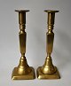 Pair of English 
antique brass 
candlesticks, 
19th century.