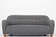 Roxy Klassik 
præsenterer: 
Henning 
Helger / Jacob 
Kjær
Unika, 
overpolstret 
sofa i uld med 
ben i bøg.
1 stk. på ...