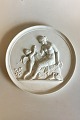 Royal Copenhagen Biscuit Platte "Amor klager til Venus over stikket af en bi" No 
84