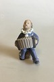 Royal Copenhagen Figur af Barn med harmonika No 3667 PMN