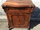 Console cabinet.
Mahogany.
675 DKK