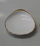 B&G  Hostrup Porcelain White with gold rim 200 Individual butter pad, seashell 
8.8 cm (330)