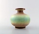Rörstrand. Rund art deco vase i stentøj. Geometriske mønstre og smuk glasur i 
lysegrønne og brune nuancer. 1920-1938.