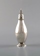 English pepper shaker in silver. Late 19th century. From large private 
collection. 
