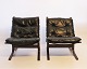 A pair of Siesta easy chairs of black leather and dark wood, designed by Ingmar 
Relling and manufactured by Westnofa in the 1960s.
5000m2 showroom.