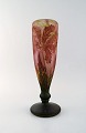 L'Art presents: 
Large and 
impressive Daum 
Nancy art 
nouveau cameo 
vase in mouth 
blown art glass 
with leaves and 
...