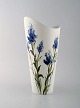 Hilkka-Liisa Ahola (1920-2009) for Arabia. Vase i glaseret keramik med 
blomstermotiv. 1960
