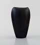 Gunnar Nylund for Rörstrand. Vase i glaseret stentøj. Smuk glasur i sorte og 
grønne nuancer. 1960