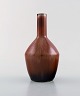 Carl-Harry Stålhane for Rörstrand/Rørstrand. Smalhalset keramik vase med smuk 
glasur i rødbrune nuancer. Sjælden form. 1950