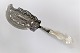 Peter Hertz. Sølvbestik (830). Fiskespade med perlemor skaft. Længde 27,5 cm. 
Produceret 1839.