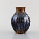 Ipsens enke, Danmark. Sjælden art nouveau vase i glaseret keramik. Blade i 
relief i smuk eozin glasur på kobber farvet bagrund. 1890