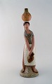 Lladro, Spanien. Stor figur i glaseret keramik. Vandbærer. Sent 1900-tallet.
