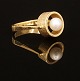 A 14kt gold ring with a pearl. Ringsize 57