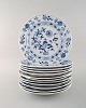 Twelve antique Meissen "Blue Onion" dinner plates in hand-painted porcelain. 
Early 20th century. 

