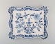 Stor antik Meissen "Løgmønstret" serveringsbakke i håndmalet porcelæn. Tidligt 
1900-tallet.
