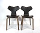 A pair of Grand Prix chairs, model 4130, of Walnut veneer and black leather, by 
Arne Jacobsen and Fritz Hansen.
5000m2 showroom.