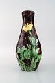 Roskilde Lervarefabrik. Stor skønvirke keramikvase i glaseret keramik. Gule 
blomster på brun baggrund. Dateret 1915-1921.

