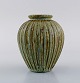 Arne Bang (1901-1983), Danmark. Art deco kanneleret vase i glaseret keramik. 
Modelnummer 129. Smuk glasur i grønne nuancer. 1930/40