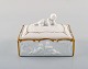 Capodimonte, Italien. Guldbelagt lågæske i porcelæn dekoreret med romantiske 
scenerier. Tidligt 1900-tallet.
