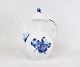 Coffee jug, no.: 8189, in Blue Flower by Royal Copenhagen.
5000m2 showroom.